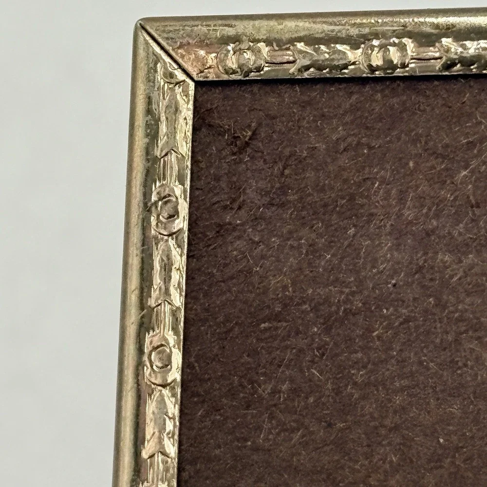 Vintage Metal Picture Frame Glass‎ Easel Gold Tone Ornate Design 5x7